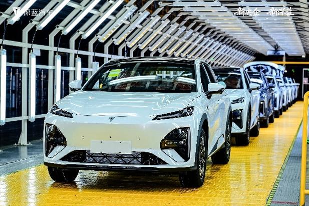 在生产环节,该工厂深度应用智能制造技术,贯通5g网络与物联网平